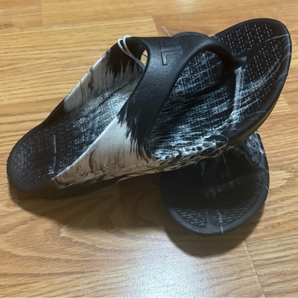 Black and White Sandals with Sleek Design - Picture 1 of 6